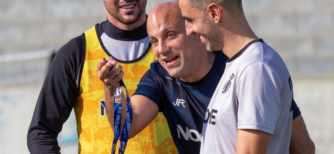 Javi Rozada dirigiendo un entrenamiento (@RealAvilesInd)