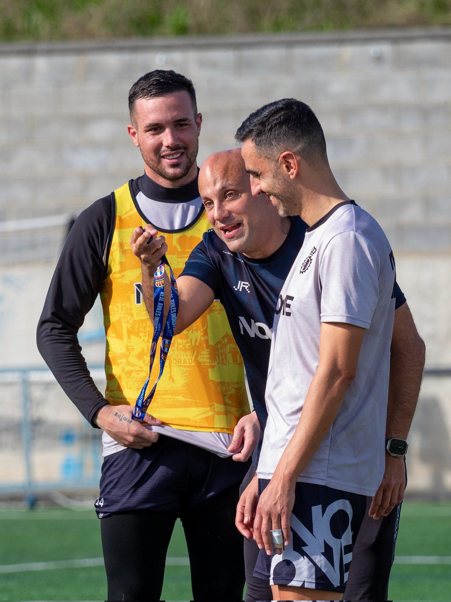 Javi Rozada dirigiendo un entrenamiento (@RealAvilesInd)