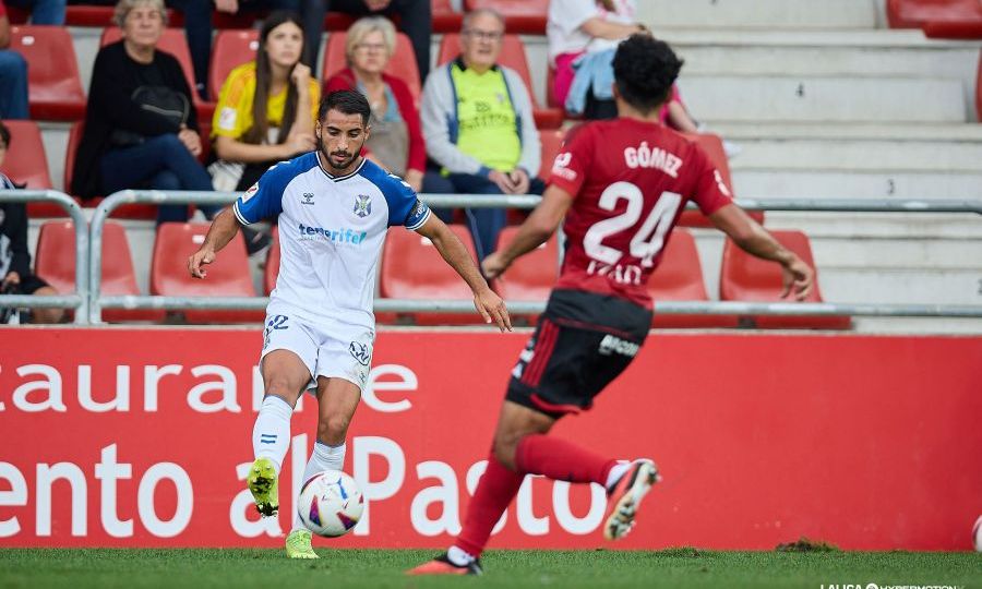 Jeremy Mellot durante el Mirandés- Tenerife (LALIGA)