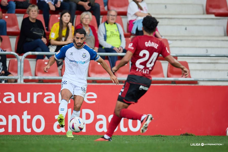 Jeremy Mellot durante el Mirandés- Tenerife (LALIGA)