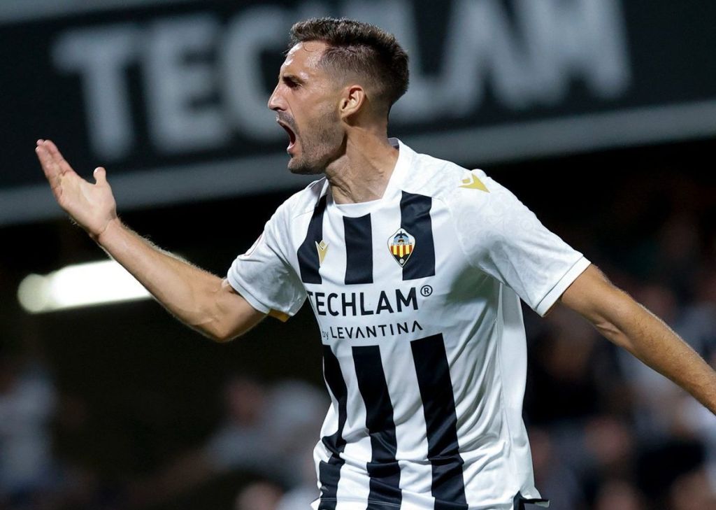 Jesús de Miguel celebrando un gol como albinegro (@CDCastellon)