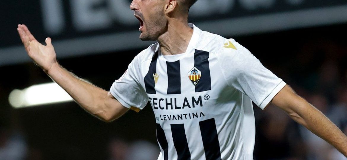 Jesús de Miguel celebrando un gol como albinegro (@CDCastellon)