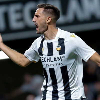 Jesús de Miguel celebrando un gol como albinegro (@CDCastellon)