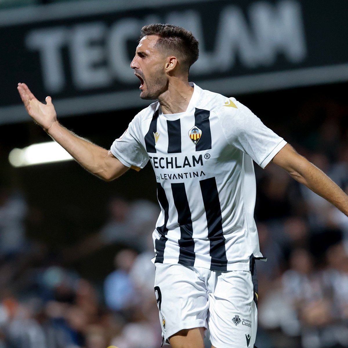 Jesús de Miguel celebrando un gol como albinegro (@CDCastellon)