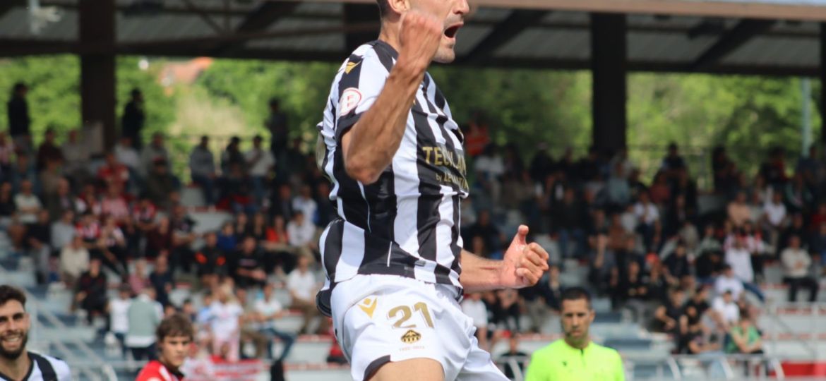 Jesús de Miguel celebrando un gol con el Castellón (@jesusdemiguel8)