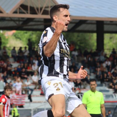 Jesús de Miguel celebrando un gol con el Castellón (@jesusdemiguel8)