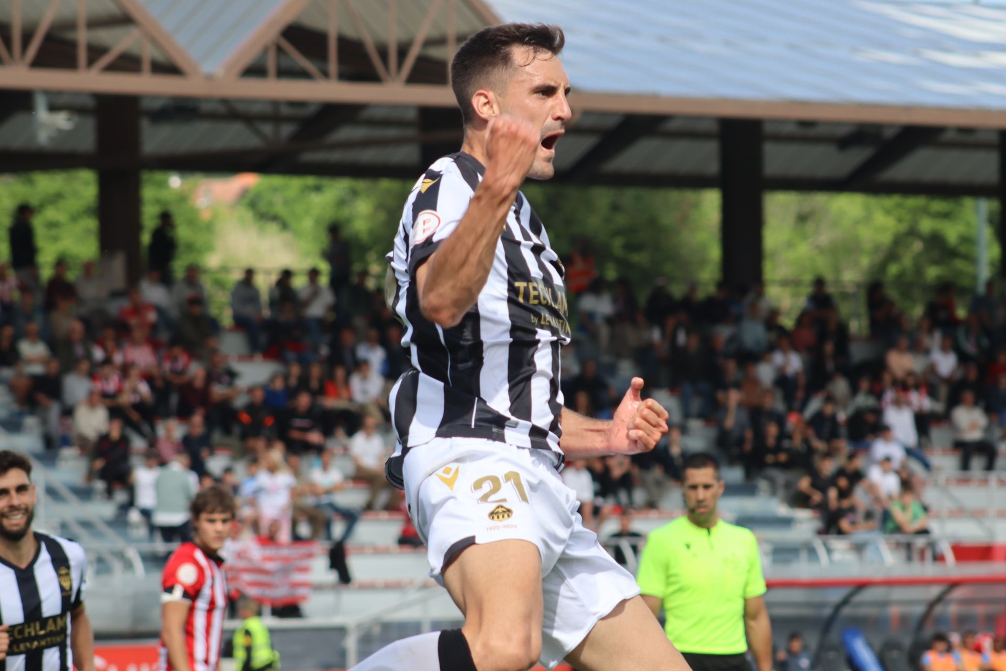 Jesús de Miguel celebrando un gol con el Castellón (@jesusdemiguel8)