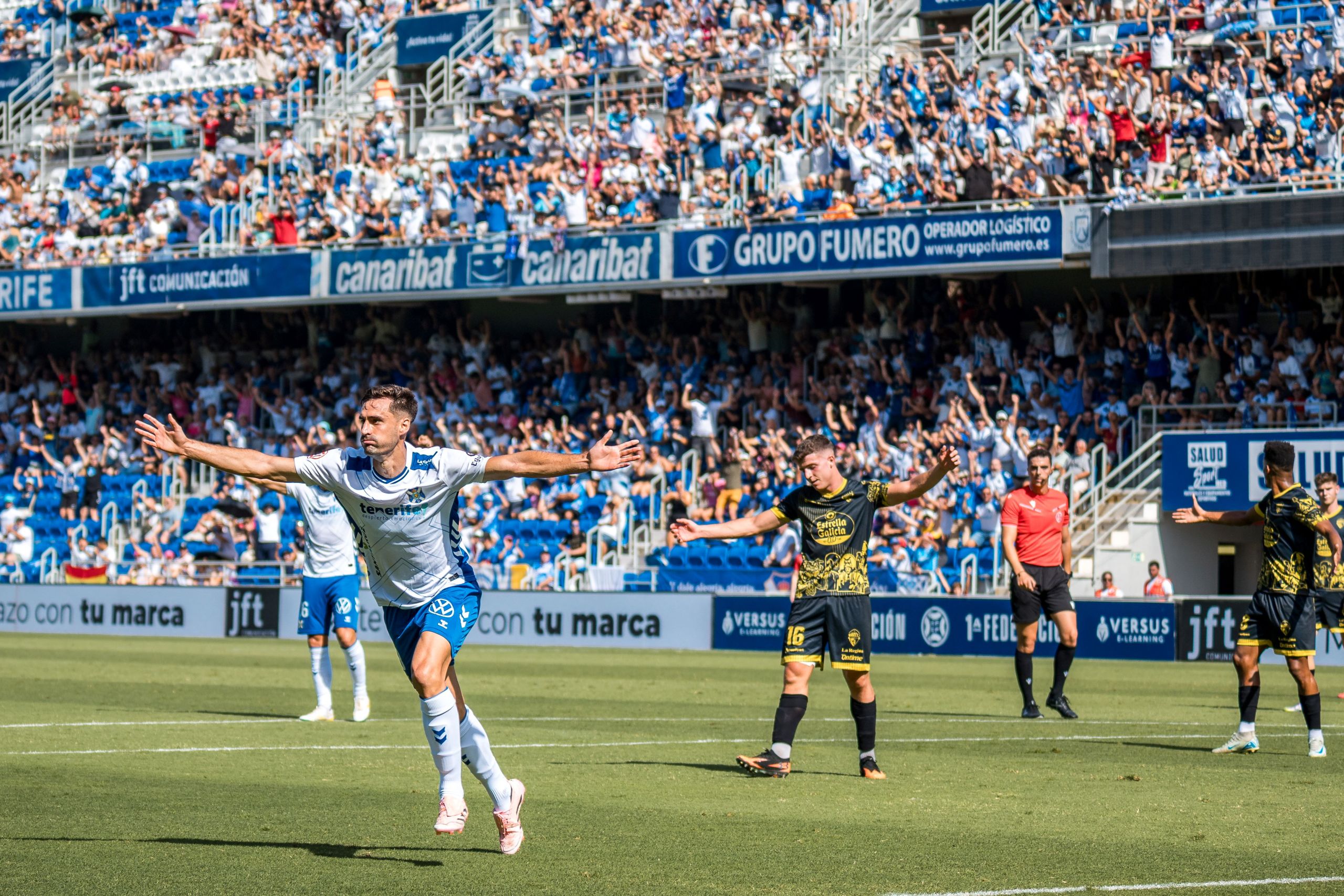 Jesús de Miguel celebrando un gol en el Heliodoro (CD Tenerife)