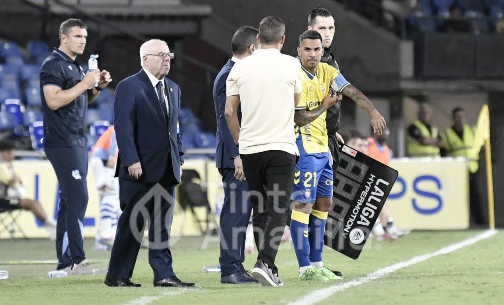 Jonathan Viera salta al campo