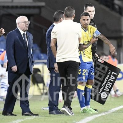 Jonathan Viera salta al campo