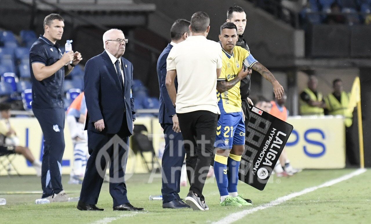 Jonathan Viera salta al campo, con el brazalete, como jugador reserva de la UD Las Palmas (C. Torres)