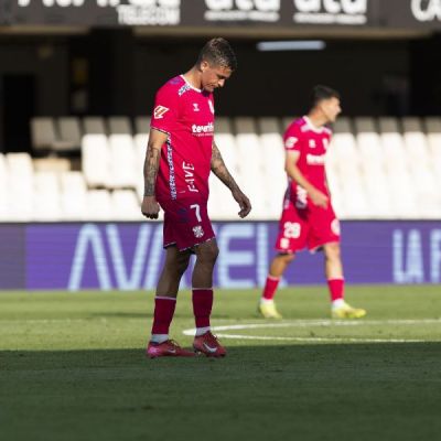 Jorge Padilla lamentándose sobre el césped de Cartagonova (La Liga)