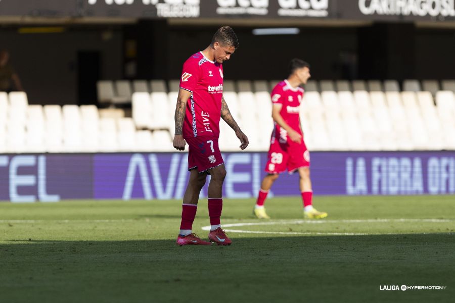 Jorge Padilla lamentándose sobre el césped de Cartagonova (La Liga)