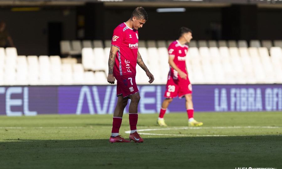 Jorge Padilla lamentándose sobre el césped de Cartagonova (La Liga)