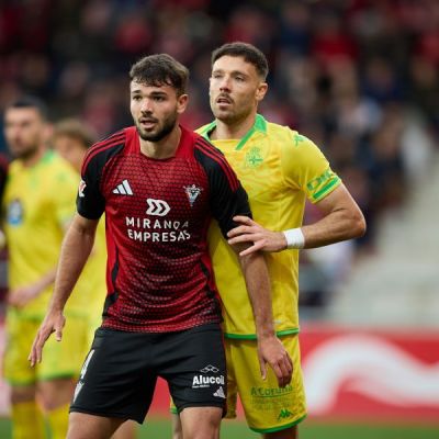 José Ángel Jurado defendiendo al Mirandés (La Liga)
