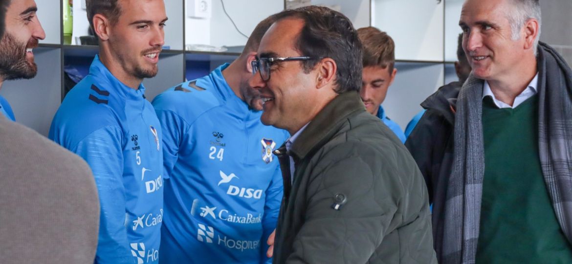 José Daniel Díaz Armas visitando a la primera plantilla blanquiazul (CD Tenerife)
