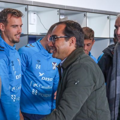 José Daniel Díaz Armas visitando a la primera plantilla blanquiazul (CD Tenerife)