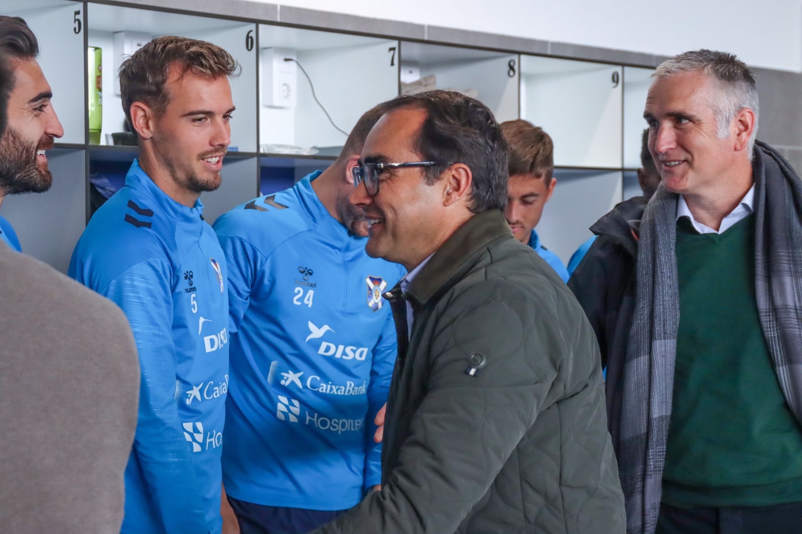 José Daniel Díaz Armas visitando a la primera plantilla blanquiazul (CD Tenerife)