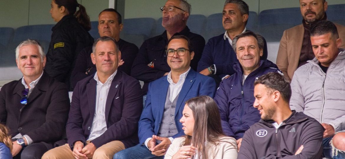 José Daniel Díaz presidente del CD Tenerife en el centro en el partido del ascenso del femenino (CD TENERIFE)