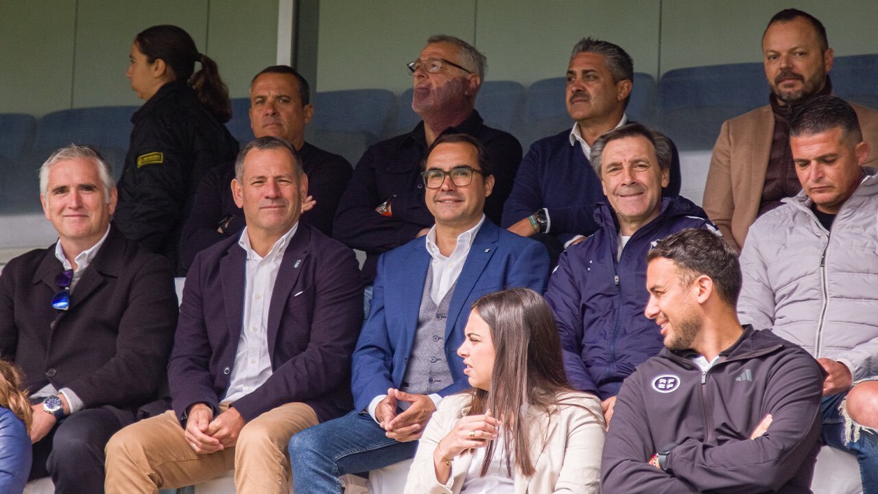 José Daniel Díaz presidente del CD Tenerife en el centro en el partido del ascenso del femenino (CD TENERIFE)