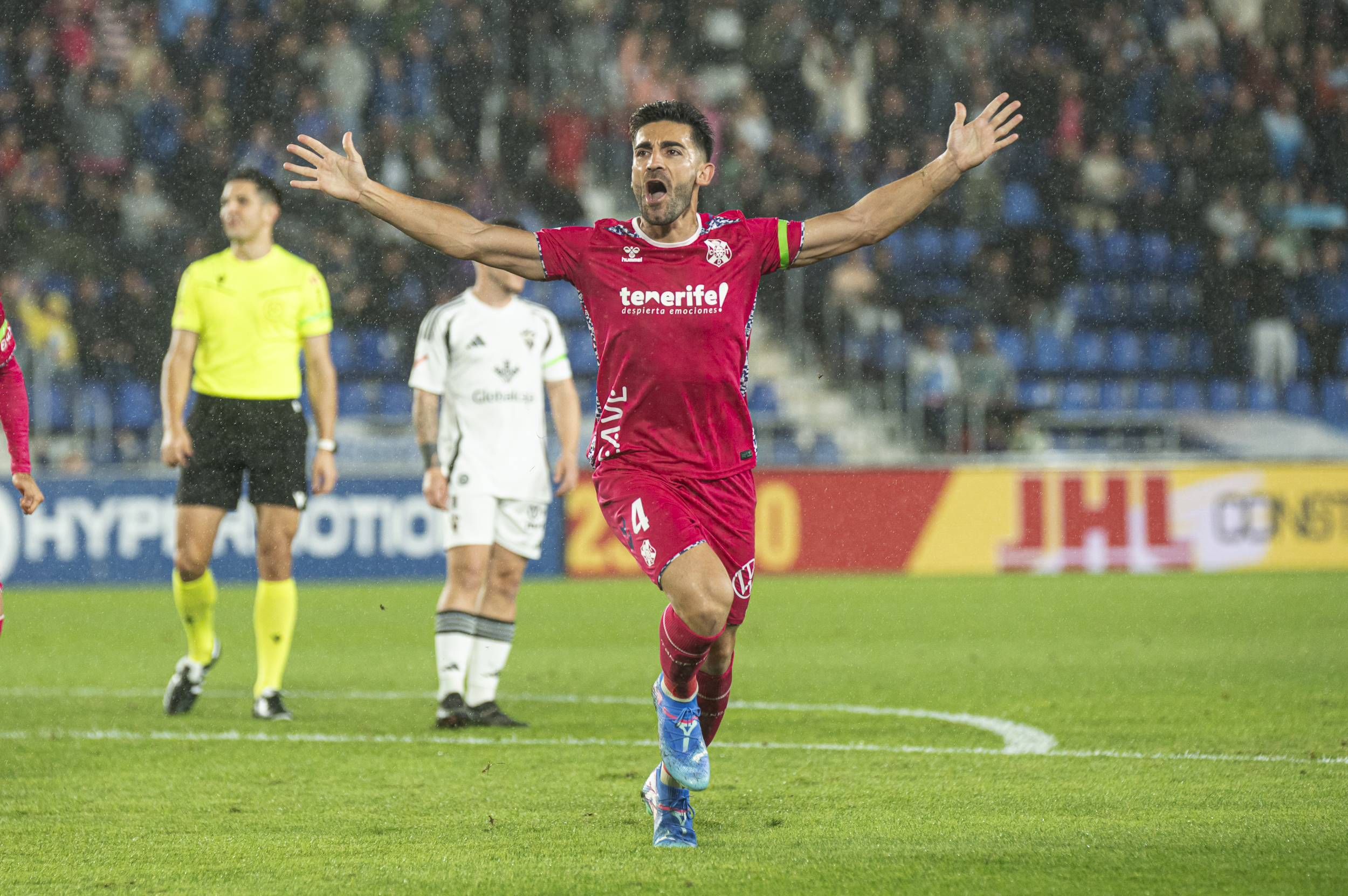 José León celebrando su gol al Albacete (San Acosta)