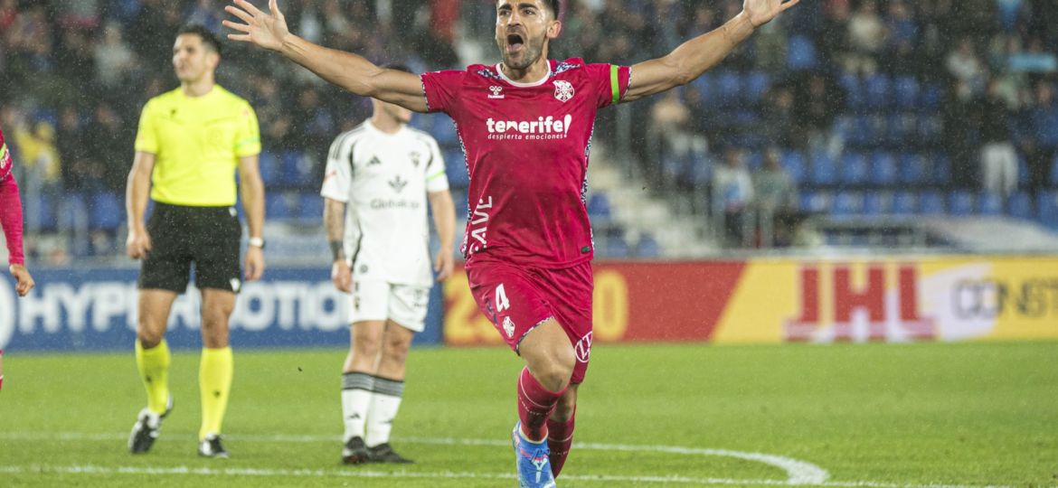 José León celebrando su gol al Albacete (San Acosta)|Diseños LOCAL CD Tenerife 2425 (1)