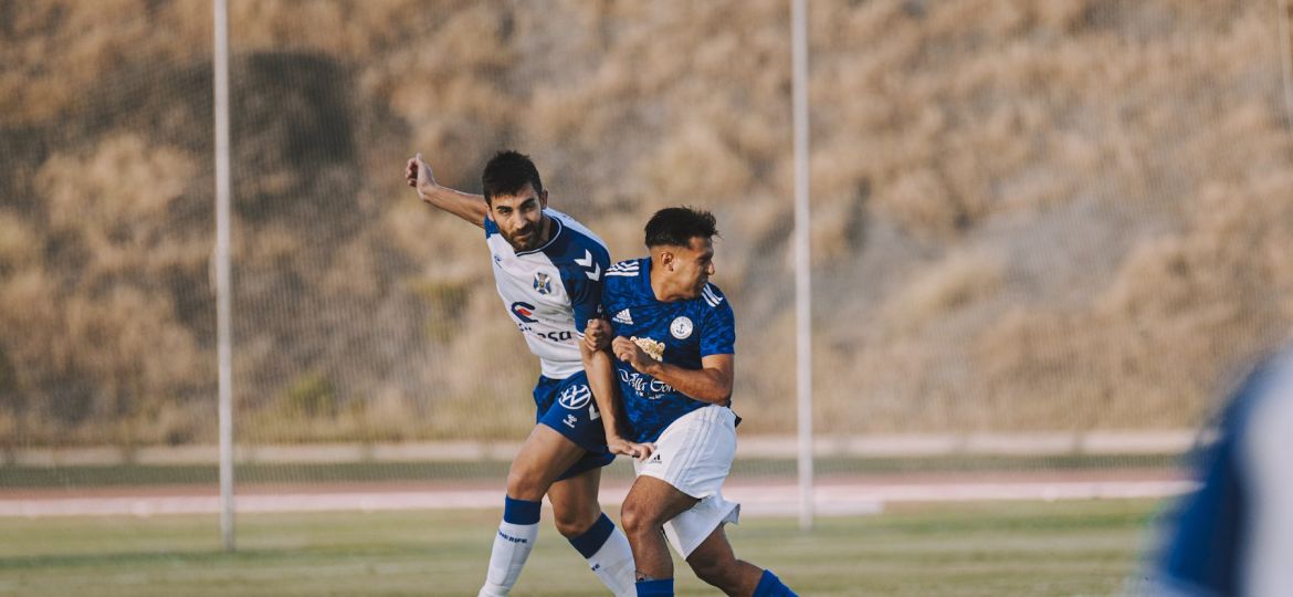 José León pugna por un balón en el primer amistoso (@CDTOficial)