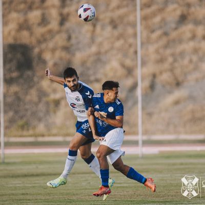 José León pugna por un balón en el primer amistoso (@CDTOficial)