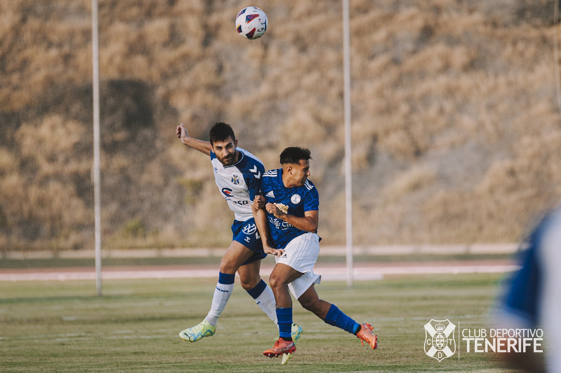 José León pugna por un balón en el primer amistoso (@CDTOficial)