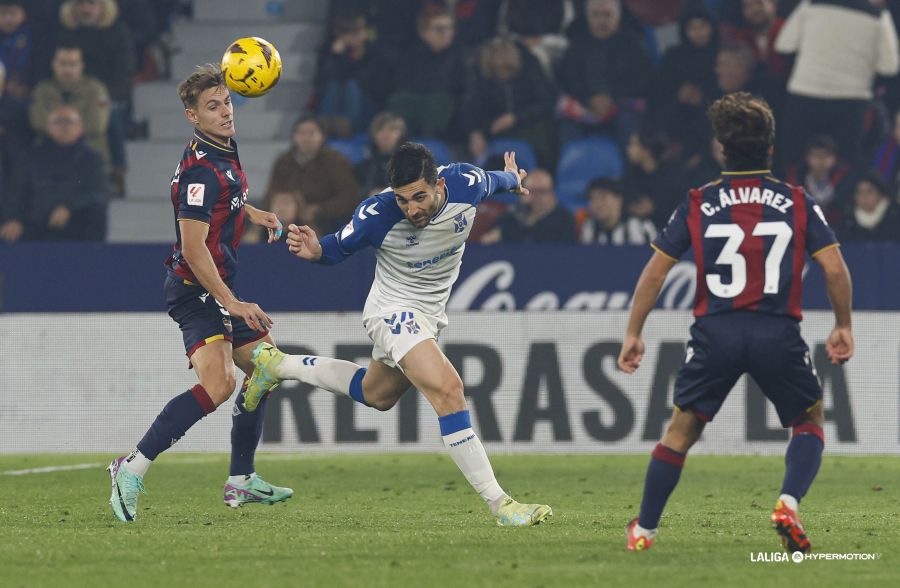 José León, en una acción frente al Levante (LALIGA).