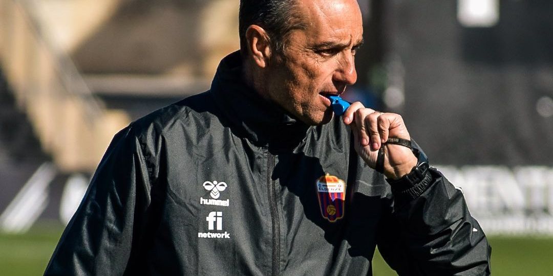José Luis Oltra durante un entrenamiento (@CD_Eldense)