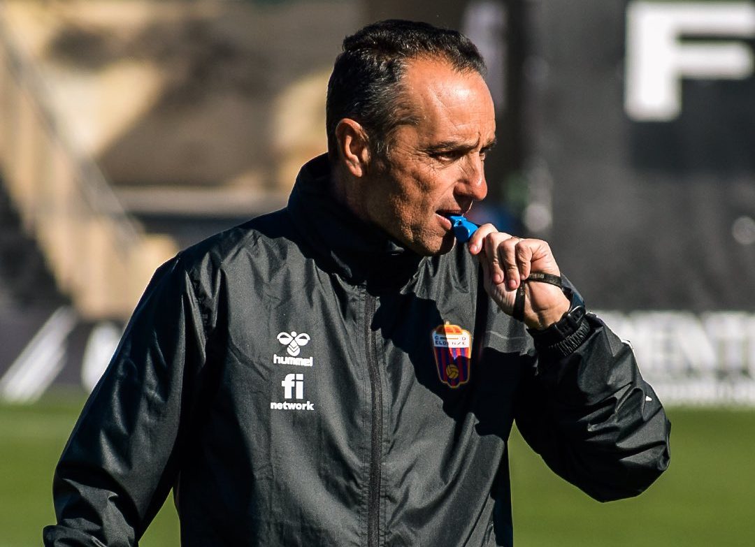 José Luis Oltra durante un entrenamiento (@CD_Eldense)