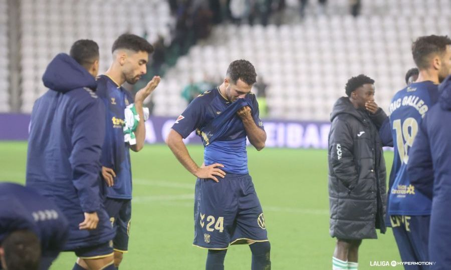 Josep Gayà y el resto de jugadores del Tenerife lamentándose sobre el césped del Nuevo Arcángel (La Liga)|Gayá