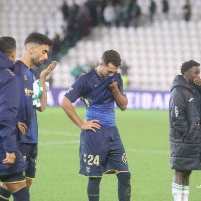 Josep Gayà y el resto de jugadores del Tenerife lamentándose sobre el césped del Nuevo Arcángel (La Liga)|Gayá