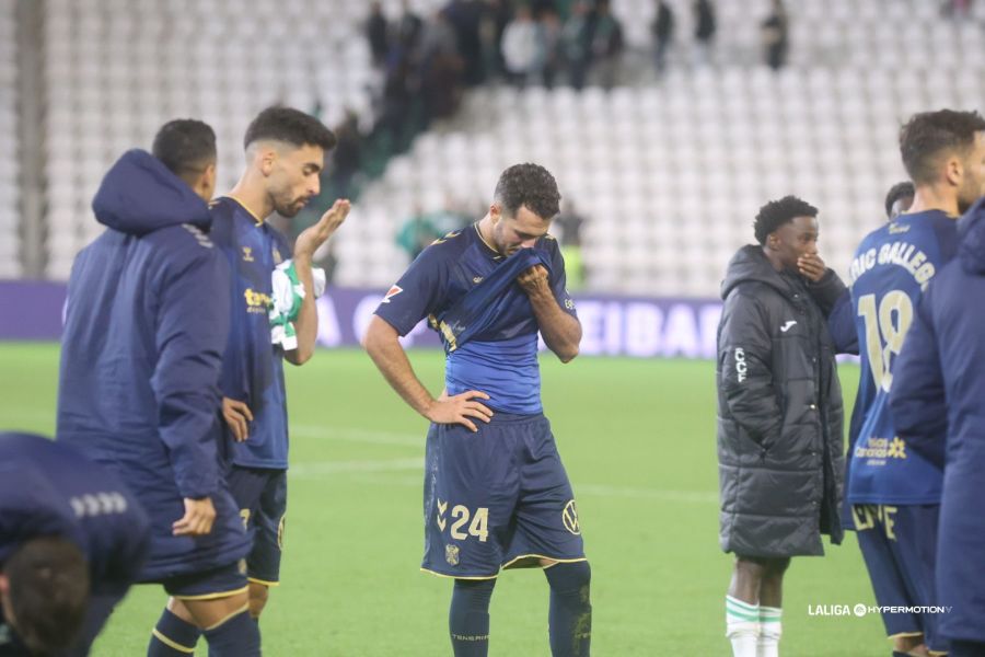 Josep Gayà y el resto de jugadores del Tenerife lamentándose sobre el césped del Nuevo Arcángel (La Liga)|Gayá