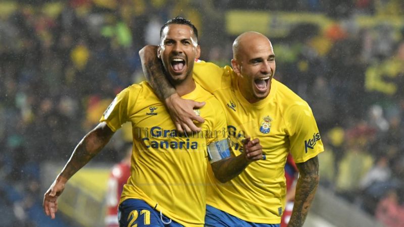 Jonathan Viera y Sandro celebran un gol (C TORRES TINTAAMARILLA ES)