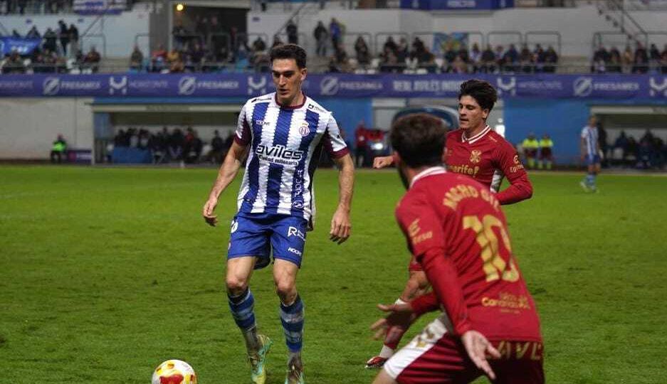 Juanjo Sánchez yendo a recuperar un balón (CD Tenerife)