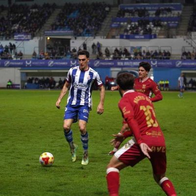 Juanjo Sánchez yendo a recuperar un balón (CD Tenerife)