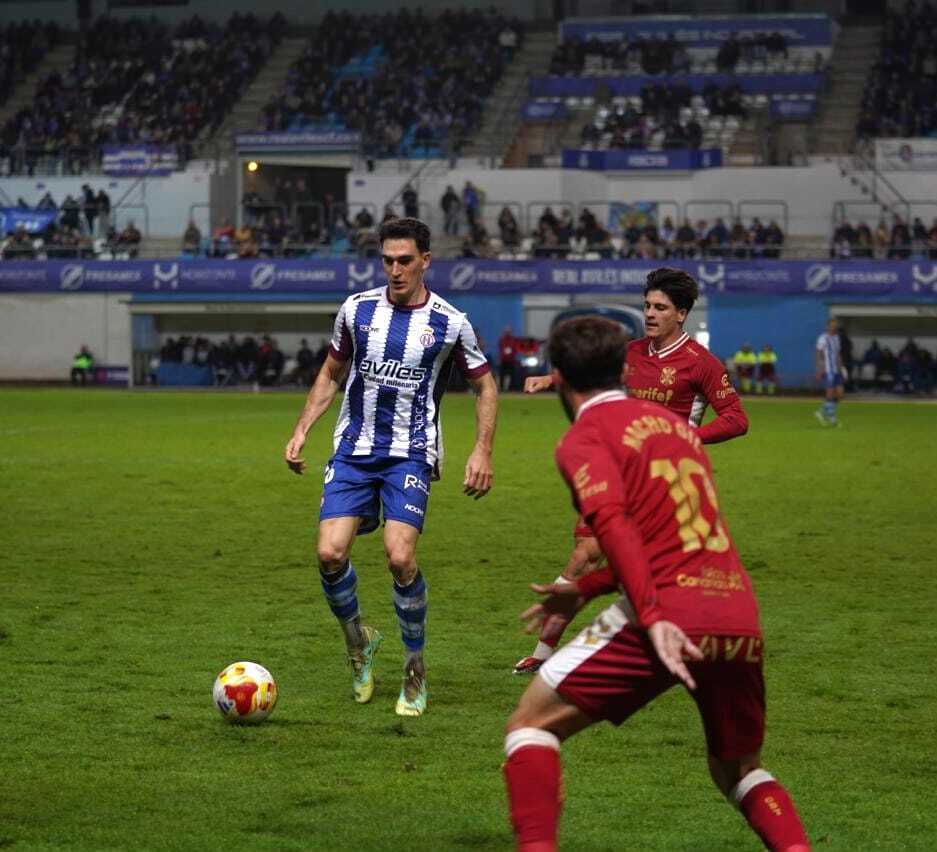 Juanjo Sánchez yendo a recuperar un balón (CD Tenerife)