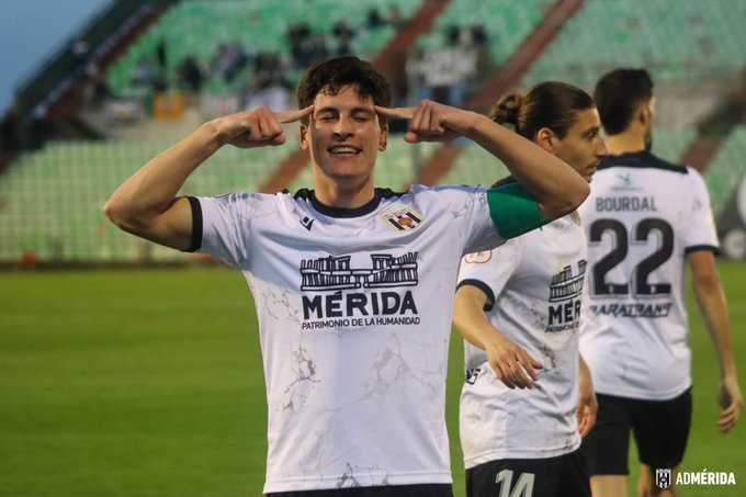 Juanjo Sánchez celebrando un gol con el Mérida (AD Mérida)