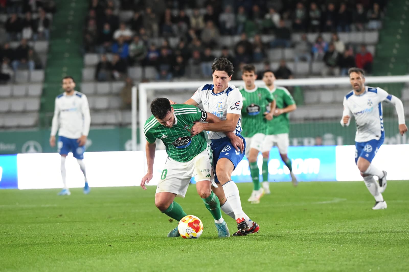 Juanjo Sánchez puja por un balón (CD TENERIFE).