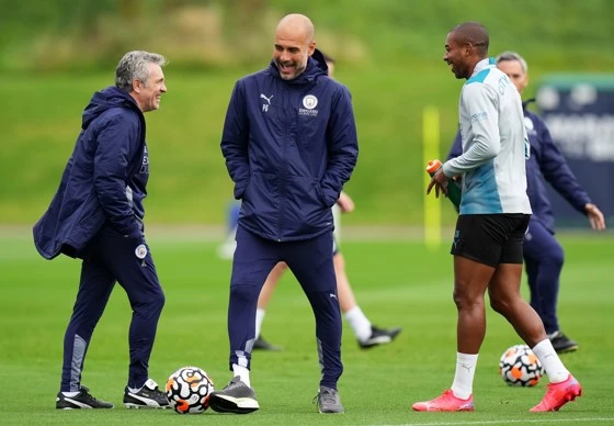 Juanma Lillo, a la izquierda de la imagen, junto a Guardiola. (MANCHESTER CITY)