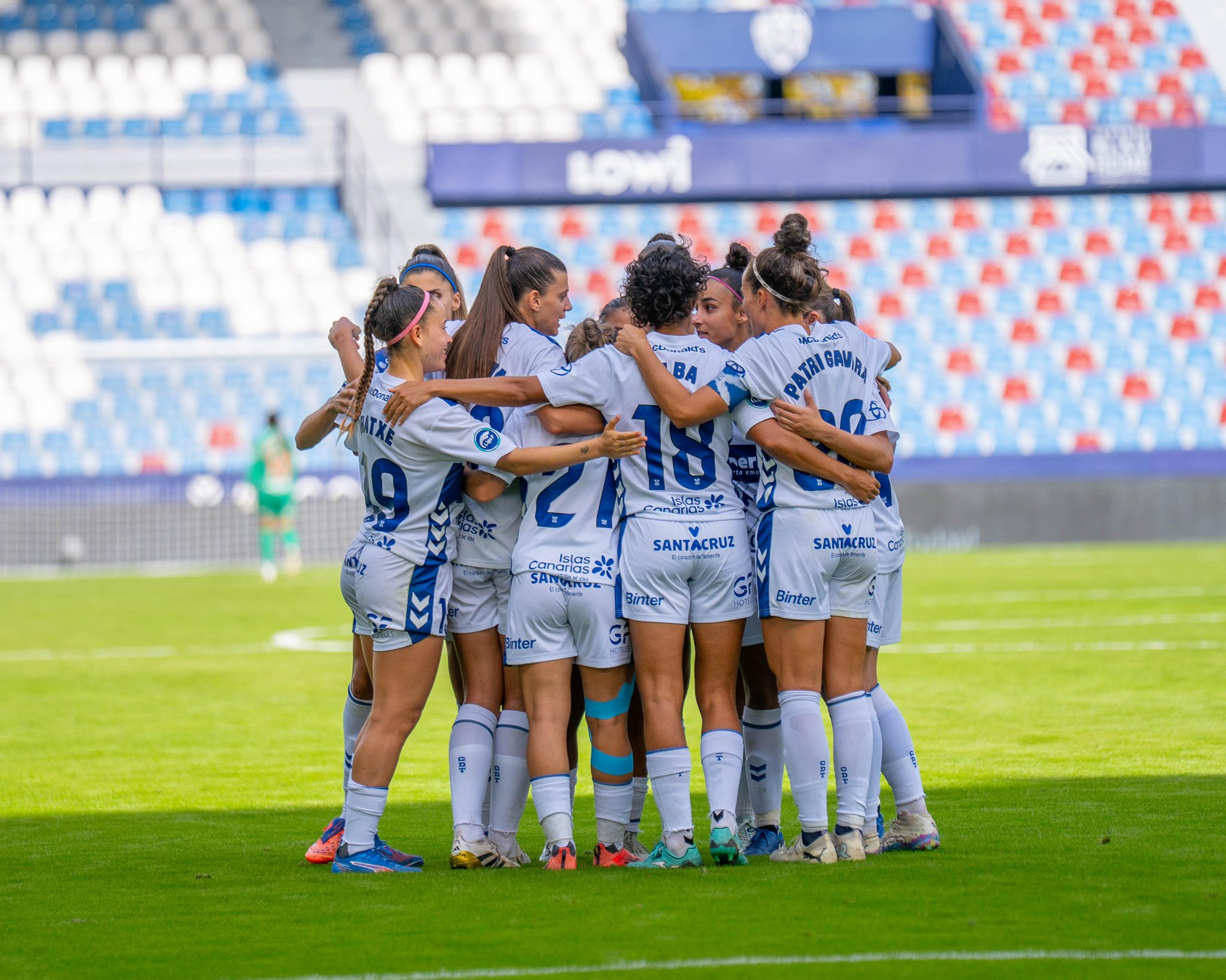 Jugadoras del Tenerife femenino celebran el triunfo contra el Levante (CD TENERIFE)