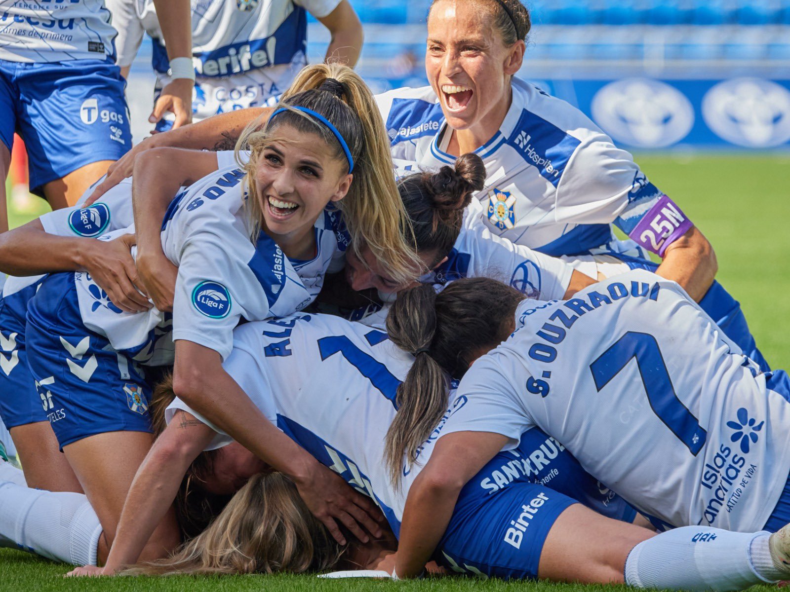 Jugadoras del Tenerife femenino celebran uno de los goles al Atlético de Madrid (CD TENERIFE)