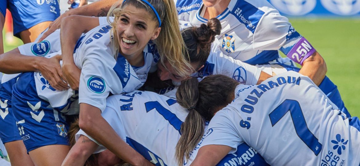 Jugadoras del Tenerife femenino celebran uno de los goles al Atlético de Madrid (CD TENERIFE)