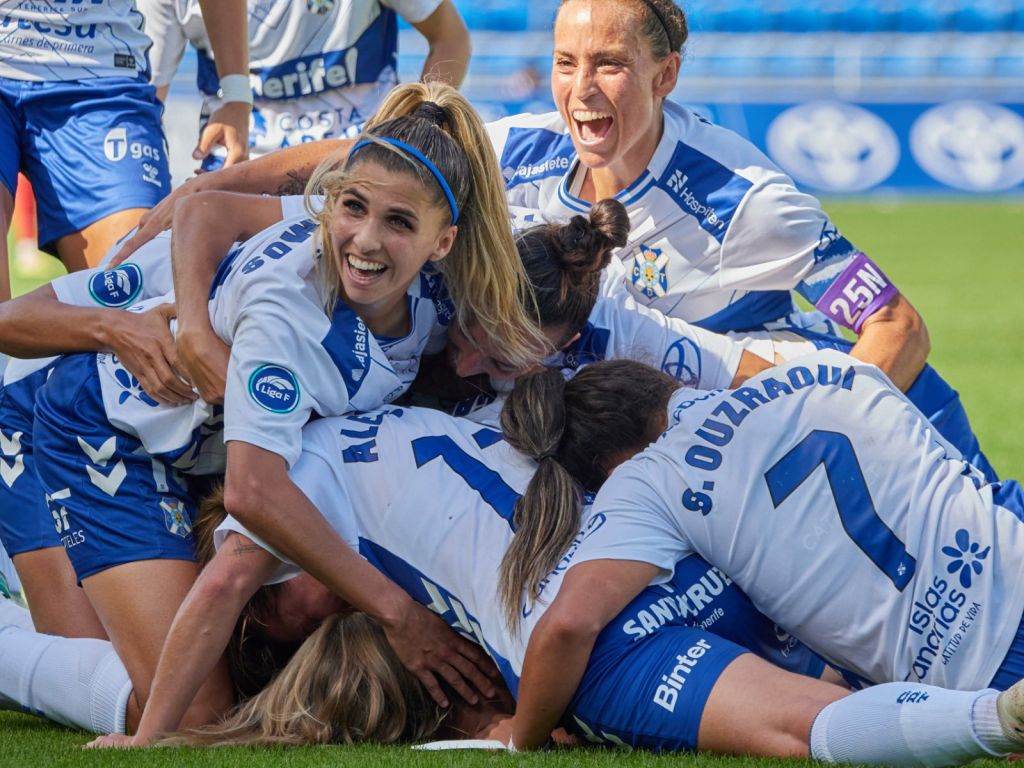Jugadoras del Tenerife femenino celebran uno de los goles al Atlético de Madrid (CD TENERIFE)