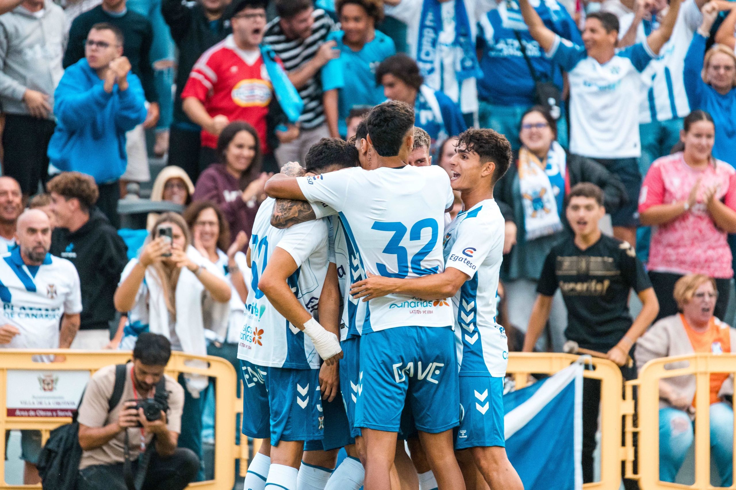 Jugadores blanquiazules celebrando el gol de Fran Sabina (@CDTOficial)
