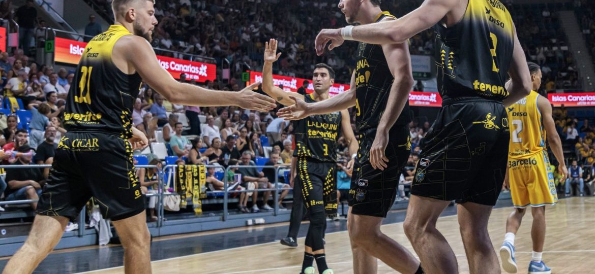 Jugadores de La Laguna Tenerife en uin partido de pretemporada (CB CANARIAS)|¿COMO LLEGAR A... HISTORIA|¿COMO LLEGAR A... HISTORIA