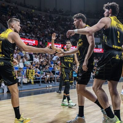 Jugadores de La Laguna Tenerife en uin partido de pretemporada (CB CANARIAS)|¿COMO LLEGAR A... HISTORIA|¿COMO LLEGAR A... HISTORIA