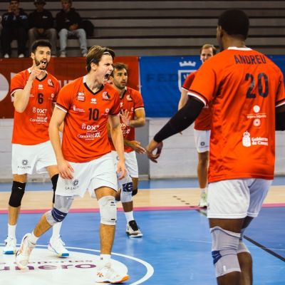 Jugadores del Cisneros celebran un punto (CD CISNEROS)